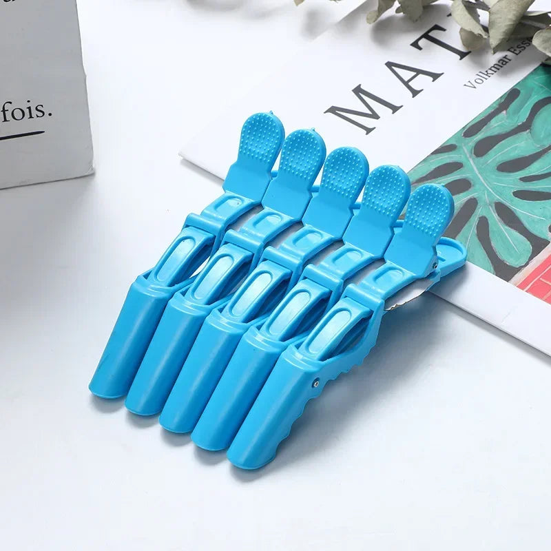 5 Stück Alligator-Haarclips – Professionelle Haarklammern für Salon & Styling
Stabile Kunststoff-Haarspangen zum Abteilen, Fixieren und Stylen der Haare.
Ideal für Friseure, Salons oder den täglichen Gebrauch zu Hause