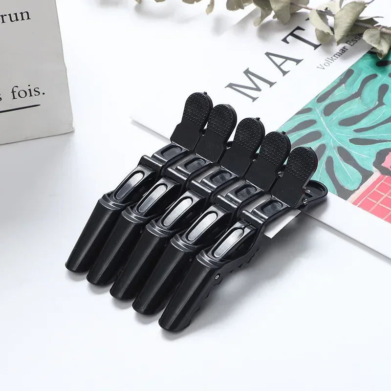 5 Stück Alligator-Haarclips – Professionelle Haarklammern für Salon & Styling
Stabile Kunststoff-Haarspangen zum Abteilen, Fixieren und Stylen der Haare.
Ideal für Friseure, Salons oder den täglichen Gebrauch zu Hause